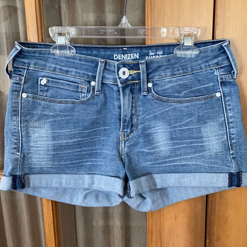 Womens Denizen from Levi’s low rise shortie size 5